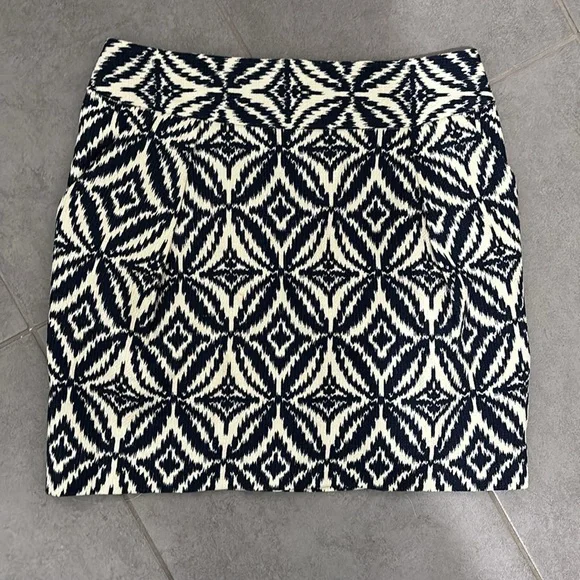 Joe Fresh Ikat mini-skirt with pockets - Navy and white. Size small - Picture 2 of 3